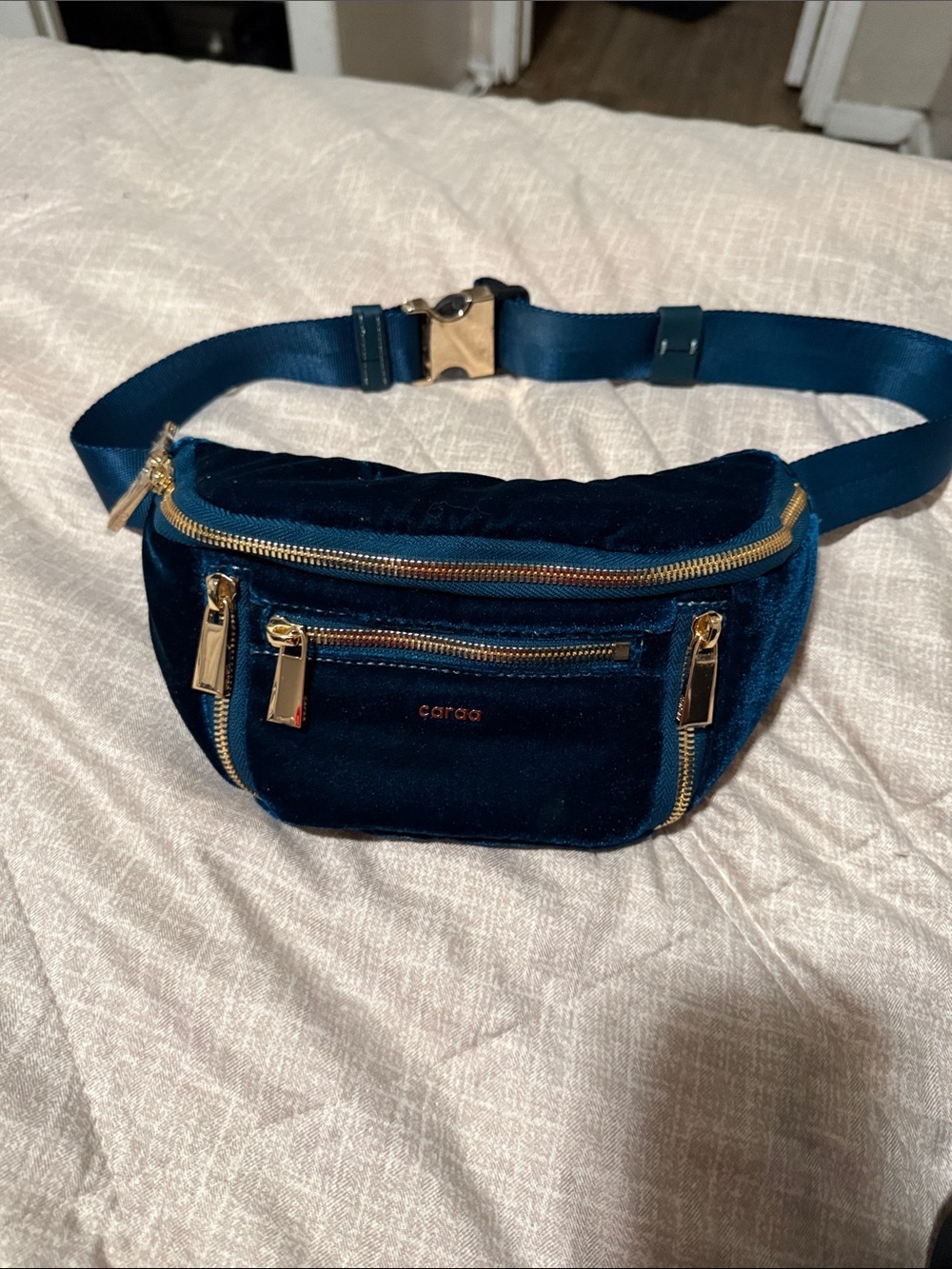 caraa
Sling Small Velvet Small in
Midnight - Picture 9 of 11